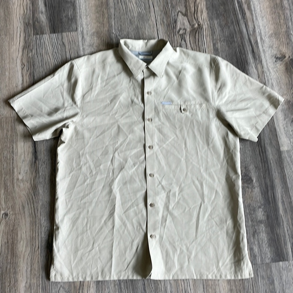 Columbia Men’s Button down Short Sleeved Shirt, size large